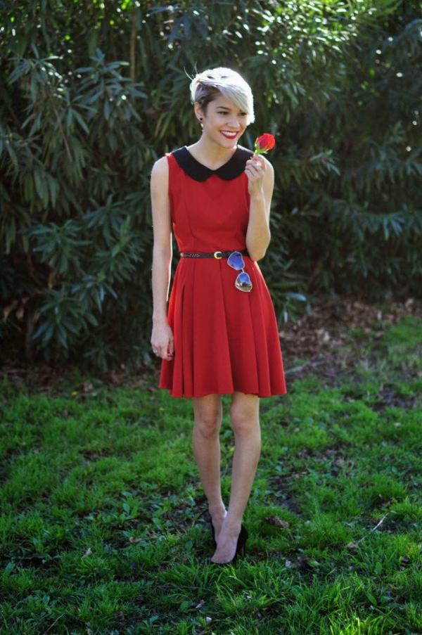 subtílny golier v čiernych červených šatách s opaskom červené šaty s riaseným opaskom a čiernym golierom