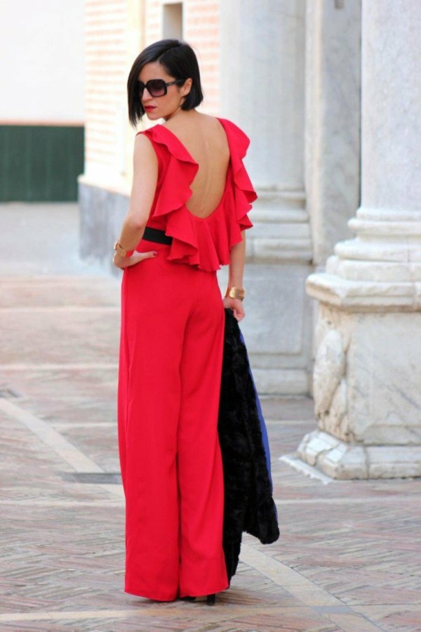 Pohľad zozadu na montérky v červenej farbe, bez chrbta Overal-v-červeno-čiernych slnečných okuliaroch