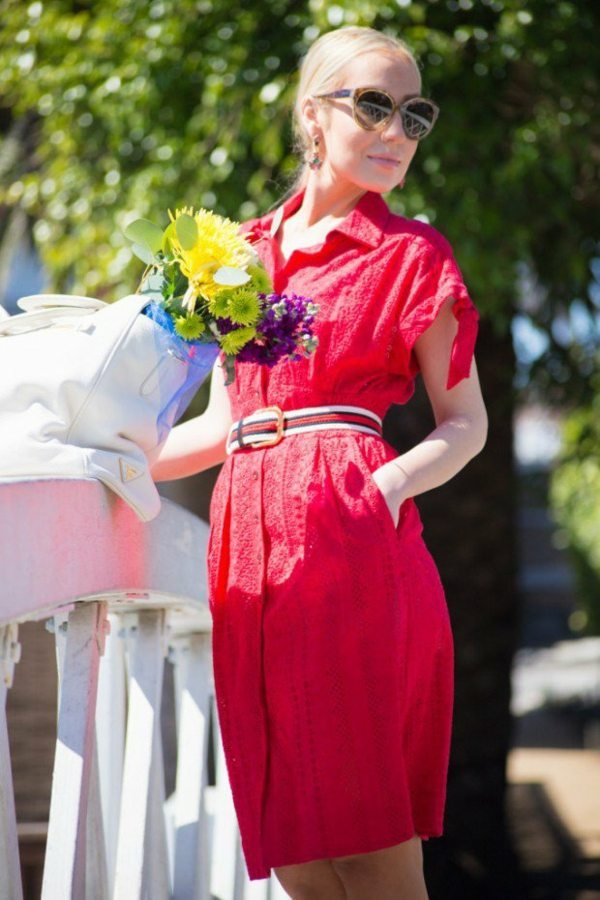 Blúzkové šaty s gombíkmi v červenej farbe s opaskom dlhé šaty-s-gombíkmi a opaskom