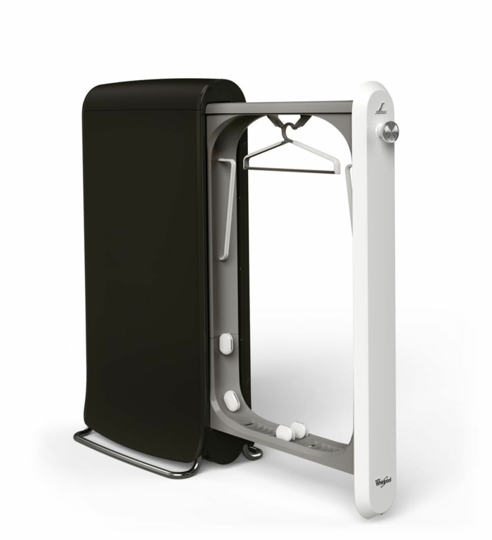 Oblečenie je zavesené na vešiaku pre systém starostlivosti o swash swash systém starostlivosti o oblečenie čierny vešiak