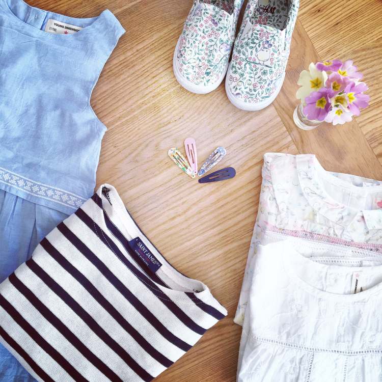 šatník-uprataný-jar-šatník-organizovať-svetlé farby