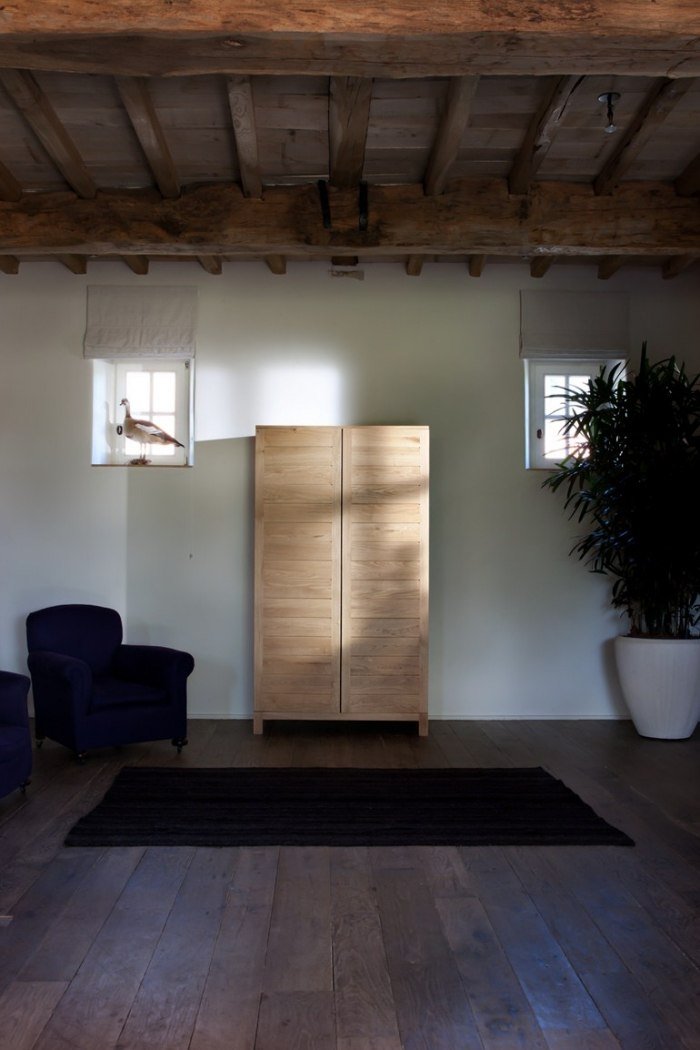 dvojdverová šatníková skriňa navrhnutá z dubového masívu-DUB AZUR od Ethnicraft Šatníková skriňa-dizajn-masív-dub-DUB-AZUR-šatníky-Etnické remeslo