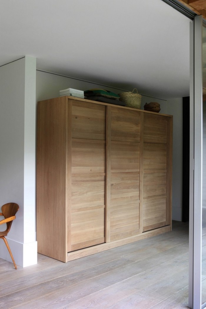 Masívna dubová skriňa s posuvnými dverami - Oak Knockdown od Ethnicraft Šatníková skriňa-z-masívneho-dreva-posuvné-dvere-dub-dub-knockdown-etnického remesla