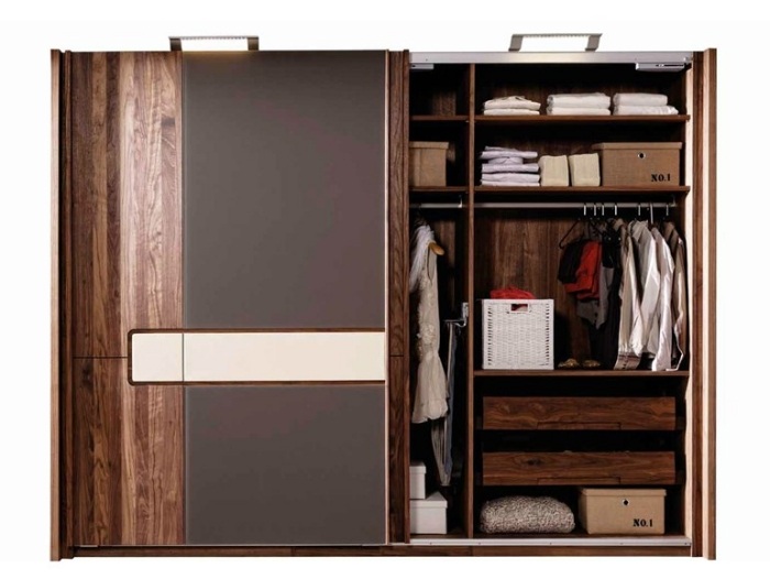 Šatníková skriňa V-LINEA z masívu s individuálnym vybavením V-LINEA-dizajn-šatník-masív-individuálne-interiér-posuvné-dvere