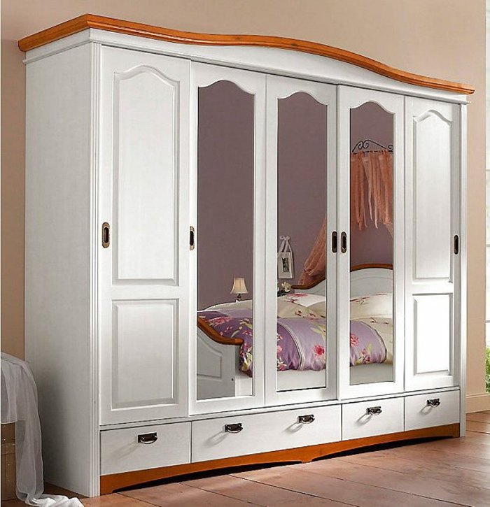 Vyrobené z masívneho borovicového dreva v bielom prevedení a kovových držadiel Šatník-lacno-od-Otto-masívne drevo