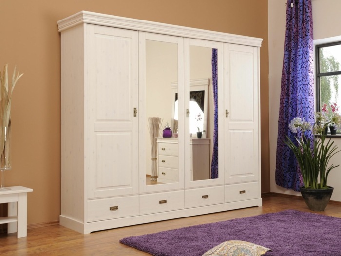 Záhradná skrinka s posuvnými dverami od Otto Šatník-záhrada-so-zrkadlom-dverami-od-Otta