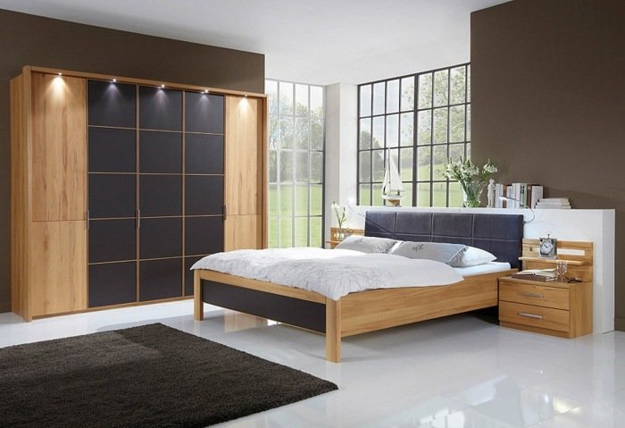 s týmto šatníkom sa svetlé a tmavé navzájom kombinujú Otáčavé dvere-s-osvetlením-a-tmavšími-štvorcami-Otto