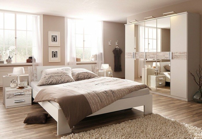 Na úložný priestor sa s touto skriňou nemôžete sťažovať 4-dverová skrinka so zrkadlom-dvere-od-Otto