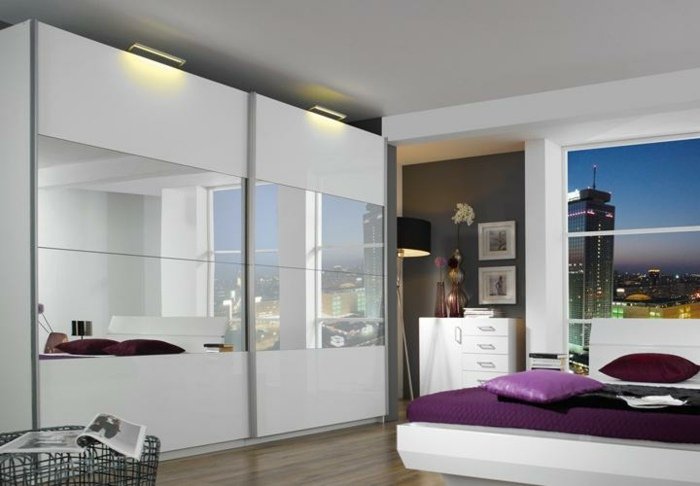 s bielou a zrkadlovou šatníkovou skriňou Nábytok-akútne-posuvné-dvere šatník-spálňa