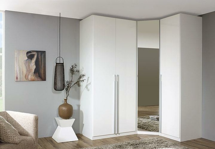 Rohová skriňa v alpskej bielej farbe nad Möbel Akut Otočné dvere-skriňa-v-bielom-so-zrkadlovým nábytkom-akút