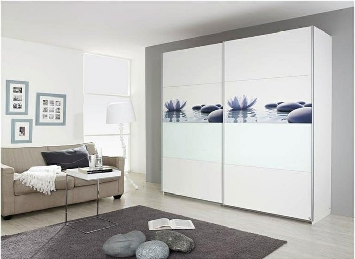 Alpská biela s kamienkovým motívom, odsadená nad moebel bossom Šatník-s-kameňom-motív-cez-nábytok-boss