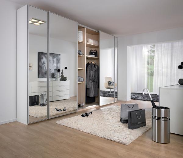 zrkadlová šatníková skriňa posuvné dvere koberec drevená