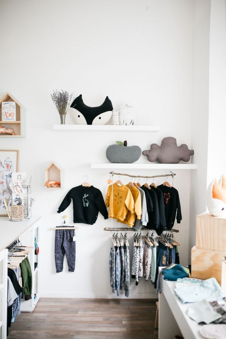 Šatník-šatník-skriňa-biela-stena-detská izba-deodorant-krásny