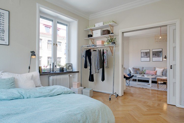 Šatníková skriňa-šatník-stará budova-parketová podlaha-bláznivá izba-priečka-posteľ-posteľná bielizeň