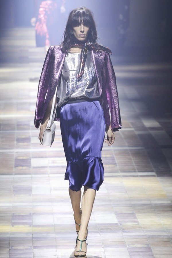 trendový outfit metalická blúzka rock blazer metalickej farby Blúzka metalického lesku v čiernej farbe v štýle rock-blazer lanvin