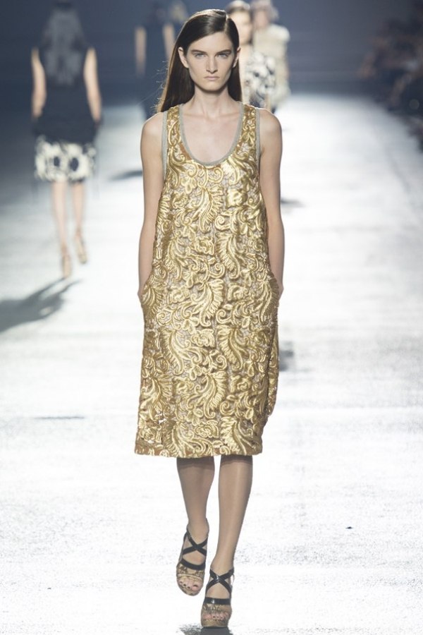 Letná móda 2014 zlatý šatový výstrih módna prehliadka Dries Van Noten Letná móda 2014 - zlaté šaty - kolekcia Dries Van Noten do V.
