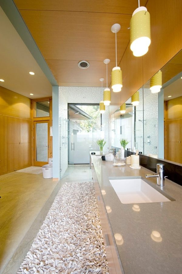 Feng Shui kúpeľňa zrkadlová stena kamienková cesta Zrkadlová stena do kúpelne žlté žiarovky Kieselweg