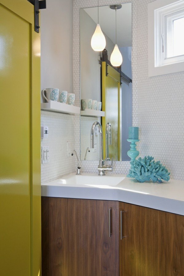 malá kúpeľňa modro žltá rohová skrinka v stredomorskom štýle stredomorský štýl modrý žltý rohový drez