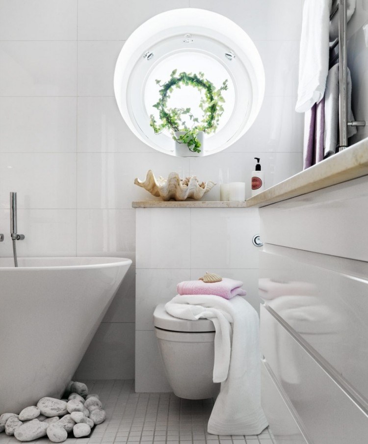 Optimálne využite priestor a zaistite v kúpeľni viac svetla malé vane-sviežejší-vzhľad-mixér-umývadlo-obklady-biele-riečne kamene-okrúhle okná