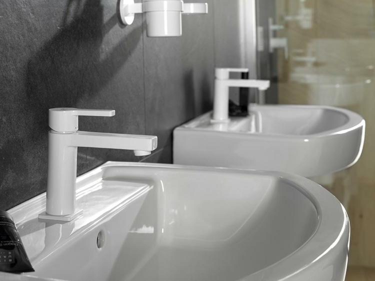 malé kúpeľne biele armatúry-porcelán-drez-kamenné obklady