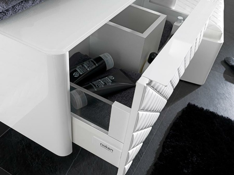 malá-kúpeľňová-skrinka-úložná-zásuvka-3d-vzor-biela