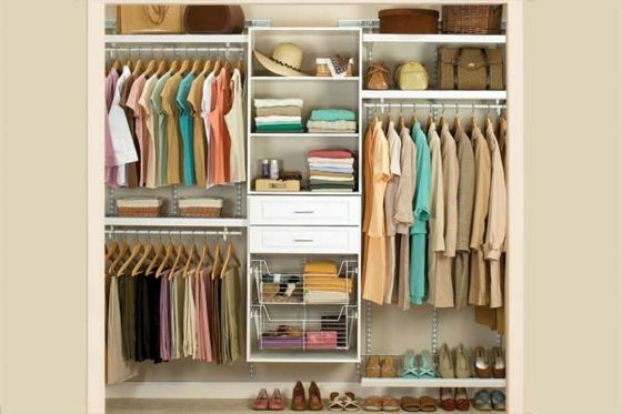 Miesto-pre-mužov-a-ženy-topánky-na-poschodí