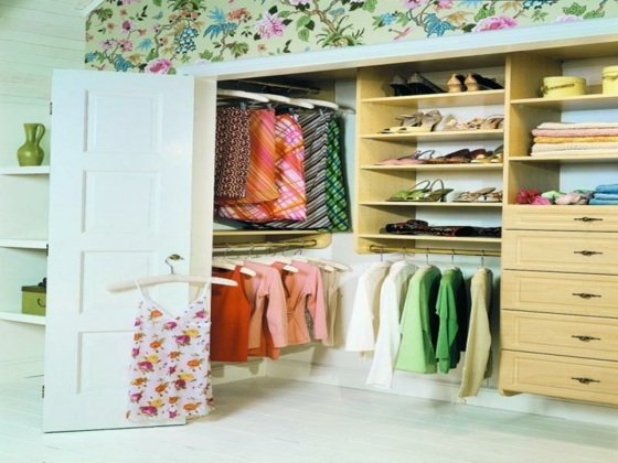 Vstavaná skriňa s posuvnými dverami-tapeta-s kvetmi