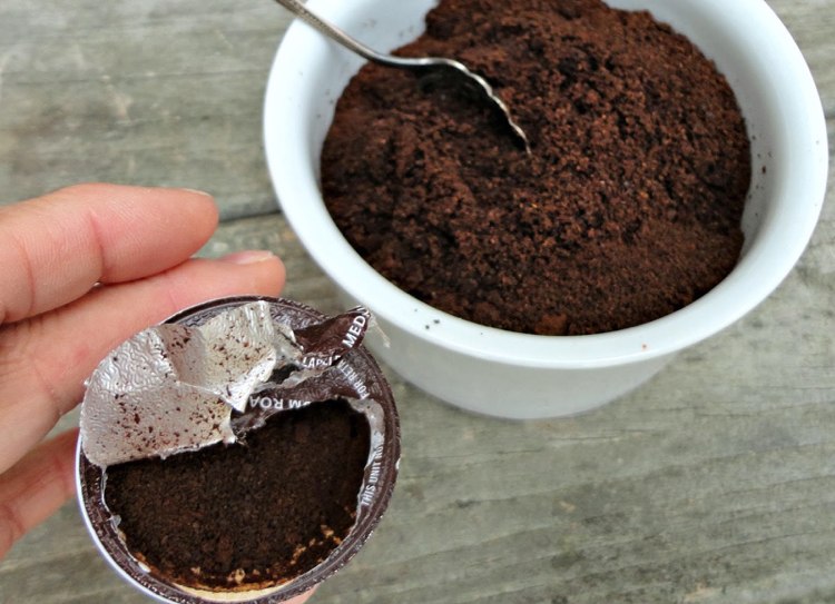 Muchy-zalievanie-boj-káva-sedlina-substrát-miešanie-zeminy