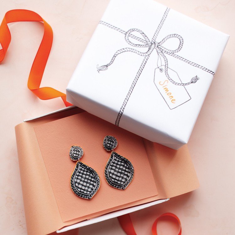 Pekne zabaľte náušnice.Namaľujte si papierovú škatuľu sami