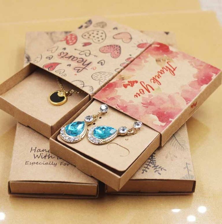 Náušnice krásne zabalia zápalkovú škatuľku