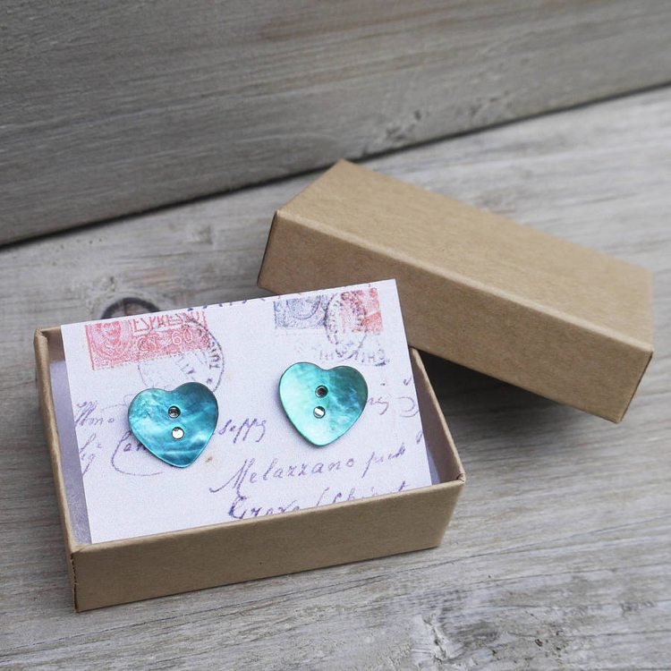 Pekne zabaľte náušnice.Napíšte list a vložte nápady