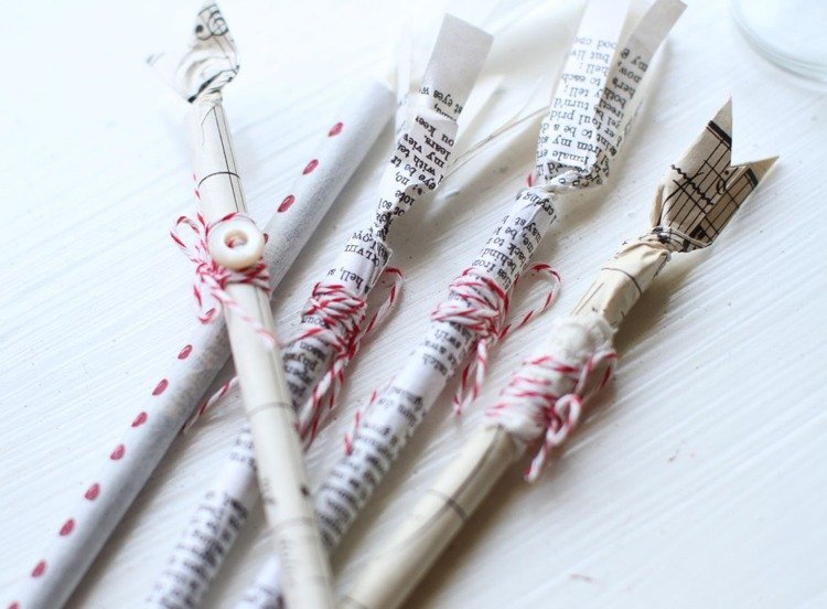 Zabaľte nápady na balenie guľôčkových pier do hudobného papiera alebo novinového papiera