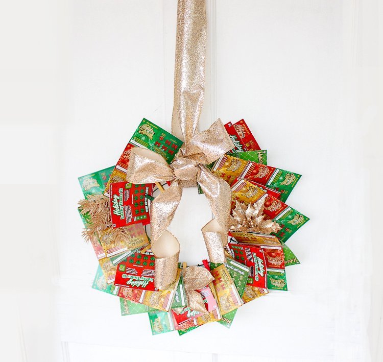 Lotto lístky ako nápady na vianočný veniec