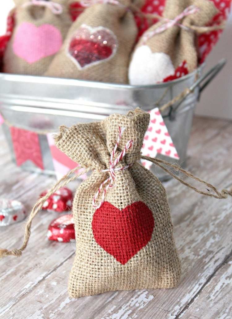 malé-darčeky-pytlovina-taška-červené-srdce
