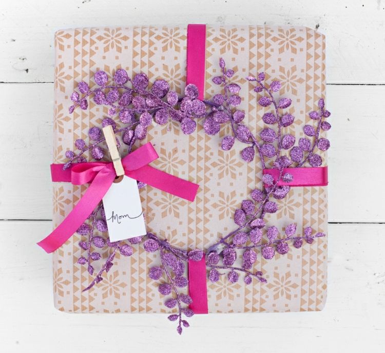 malé darčeky-veniec-purpurovo-drotárske-kvety-ružové-stužky