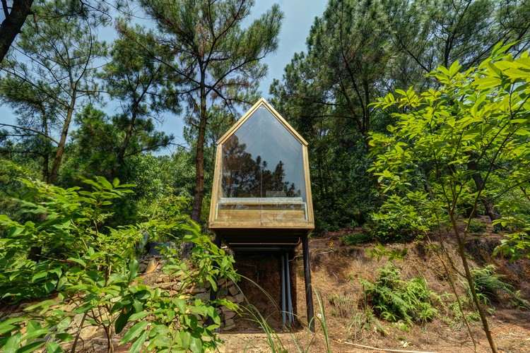 mikro drevená chata sedlová strecha so sklenenými stĺpikmi