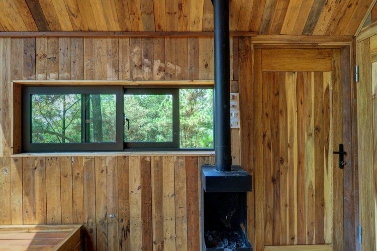 zrub vo vnútri okna vchodové dvere vyhrievanie rúry