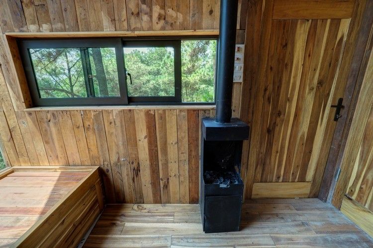 malá chata vyhrievaná v peci