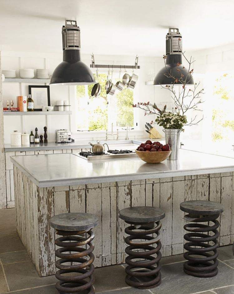 malé kuchynské zariadenie-vinobranie-priemyselný štýl-biele-priemyselné-žiarovky