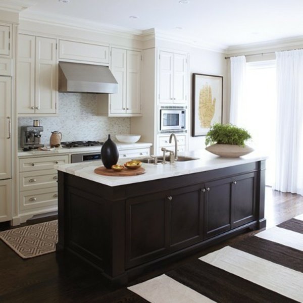 koberec z tmavého kuchynského ostrovčeka