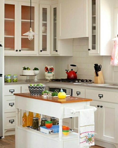 malé-kuchynské-ostrov-biele-skrinky