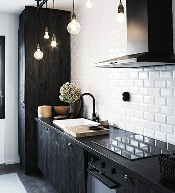 malá čiernobiela kuchyňa-rustikálna malá-čierno-biela-kuchyňa-rustikálna