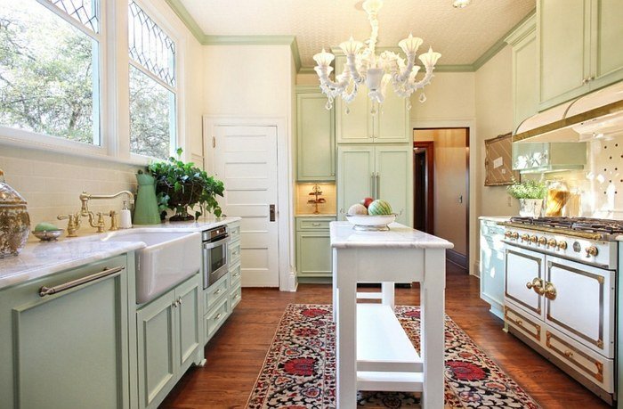 klasická kuchyňa s kovovými úchytkami