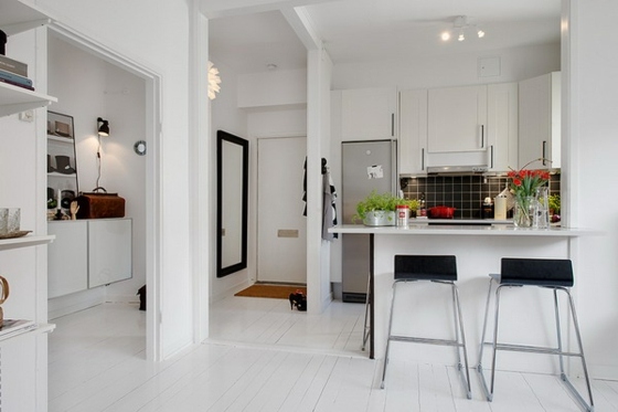 Malý kuchynský nábytok, biela chodba s čiernymi vysokými stoličkami elegantný-nábytok-kuchyňa-zariadenie-malá izba