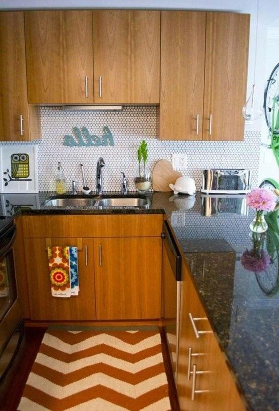 prírodné materiály v malej kuchyni drevo vyzerajú ako mozaikové dlaždice Kuchynská pracovná doska-s-prírodným-kameňom-lesk-vzhľad-a-kuchynské-skrinky-vzhľad-dreva