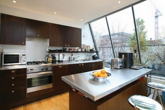moderný kuchynský nábytok v hnedej a nerezovej optike Kuchyňa v hnedej farbe-moderná-s-pohľadom na ulicu