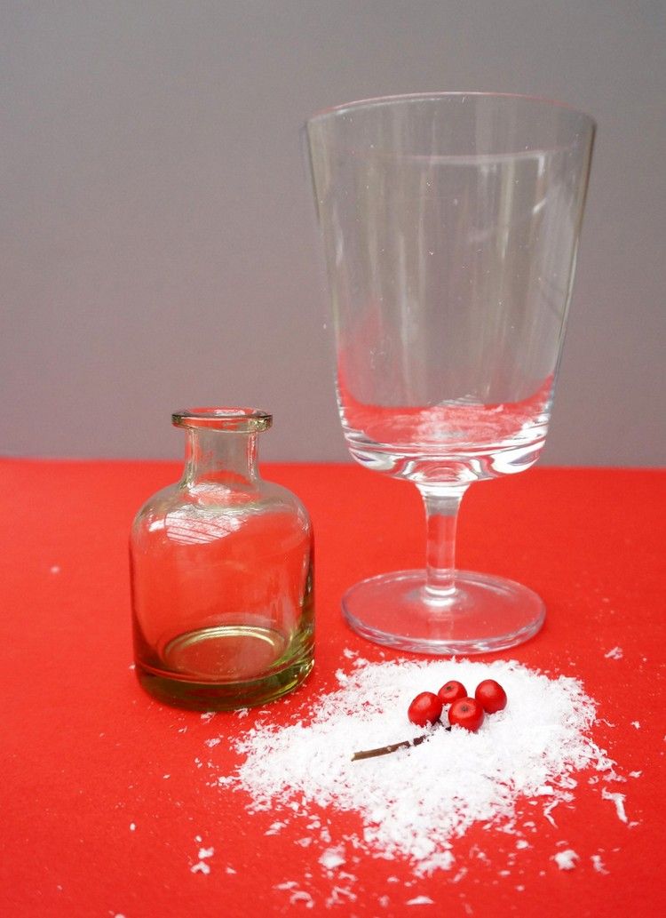 umiestnite dve vázy do seba - aranžmán urobte sami urobte si-malé-červené-bobule-dekorácia-sklenené vázy-umelé-sneh