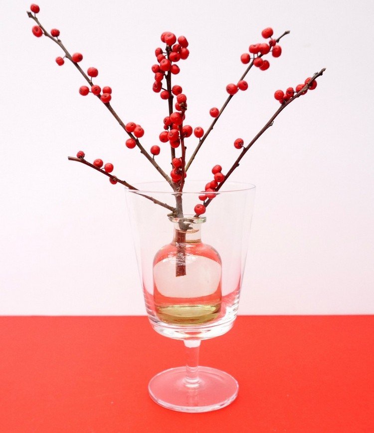 Vložte malú sklenenú vázu do trochu väčšej sklenenej nádoby malé-červené-bobule-dekorácie-nápady-jesenné-dve-vázy-jedna vo vnútri druhej