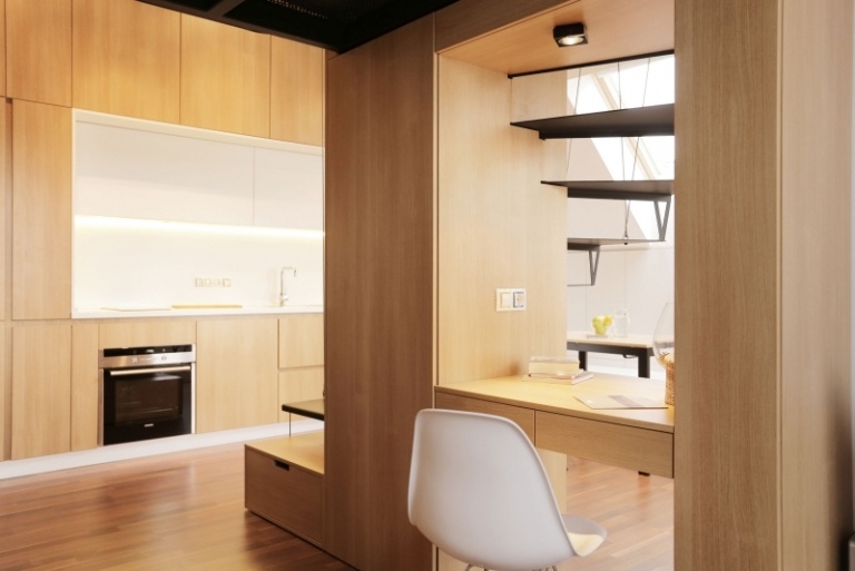 malé miestnosti-zariadenie-pracoviska-schody-pec-kreslo-drevo