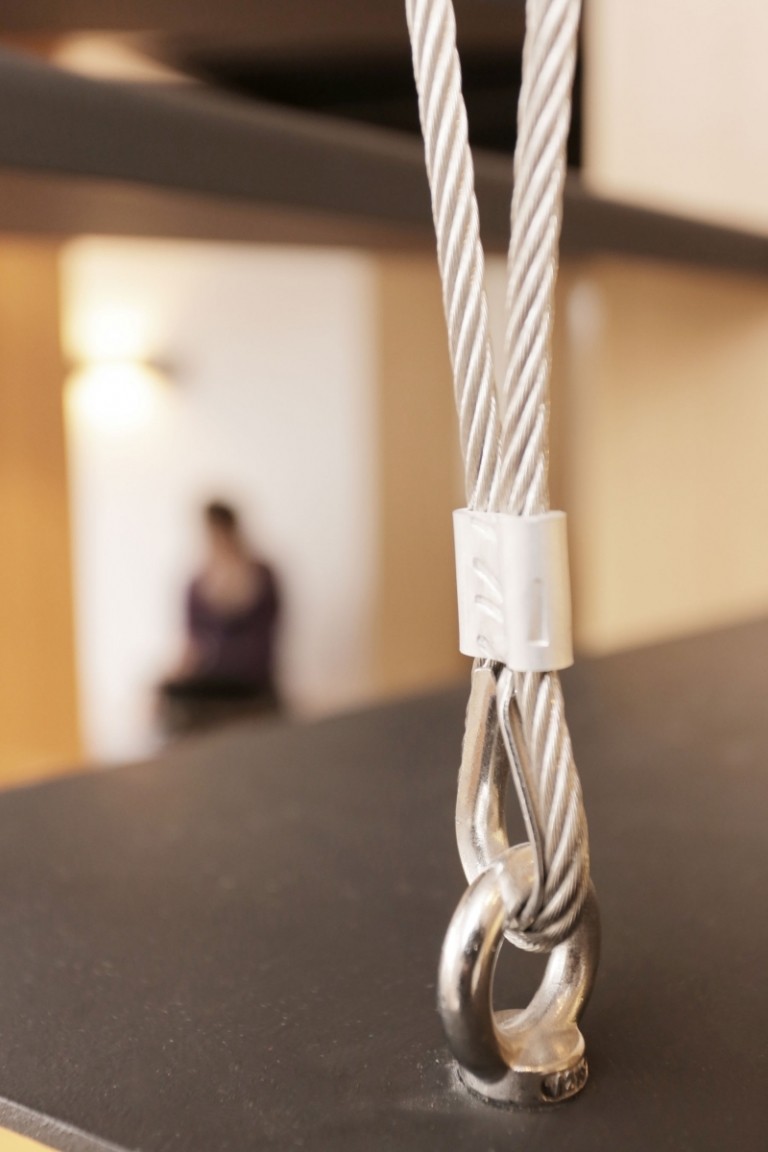 Malé miestnosti-zariadenie-oceľové-káblové-upevňovacie-schody-oceľ-práškovo lakované